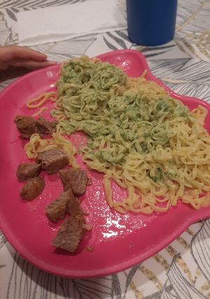 Una foto de Fideos cabello de ángel caseros con salsa de espinacas