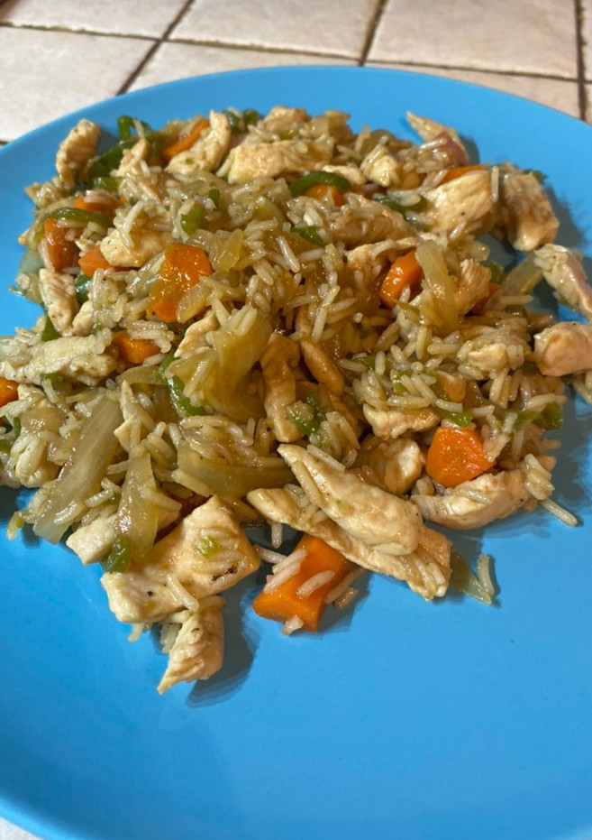 Una foto de Arroz con pollo teriyaki