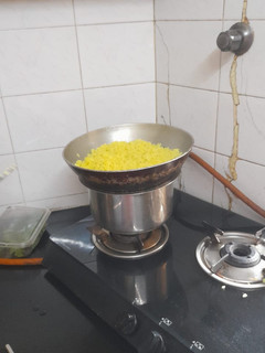 स्टीम्ड पोहा (Steamed Poha recipe in hindi) रेसिपी मुख्य फोटो