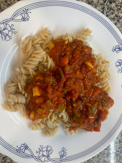 Una foto de Pasta de arroz y quinoa con verduras