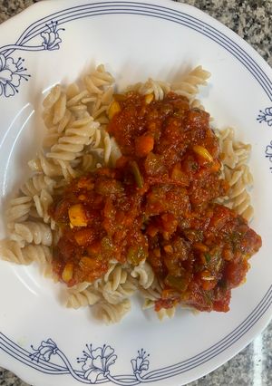 Una foto de Pasta de arroz y quinoa con verduras