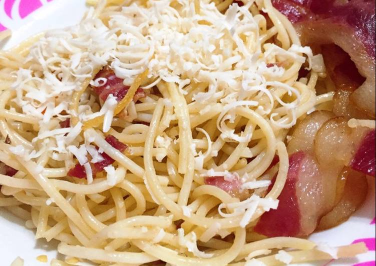 Bagaimana Menyiapkan Spaghetti aglio olio with bacon n cheese yang Enak