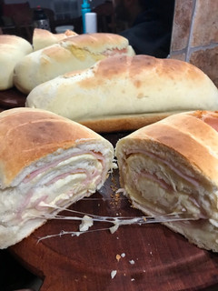 Una foto de Pan casero relleno súper fácil y rápido