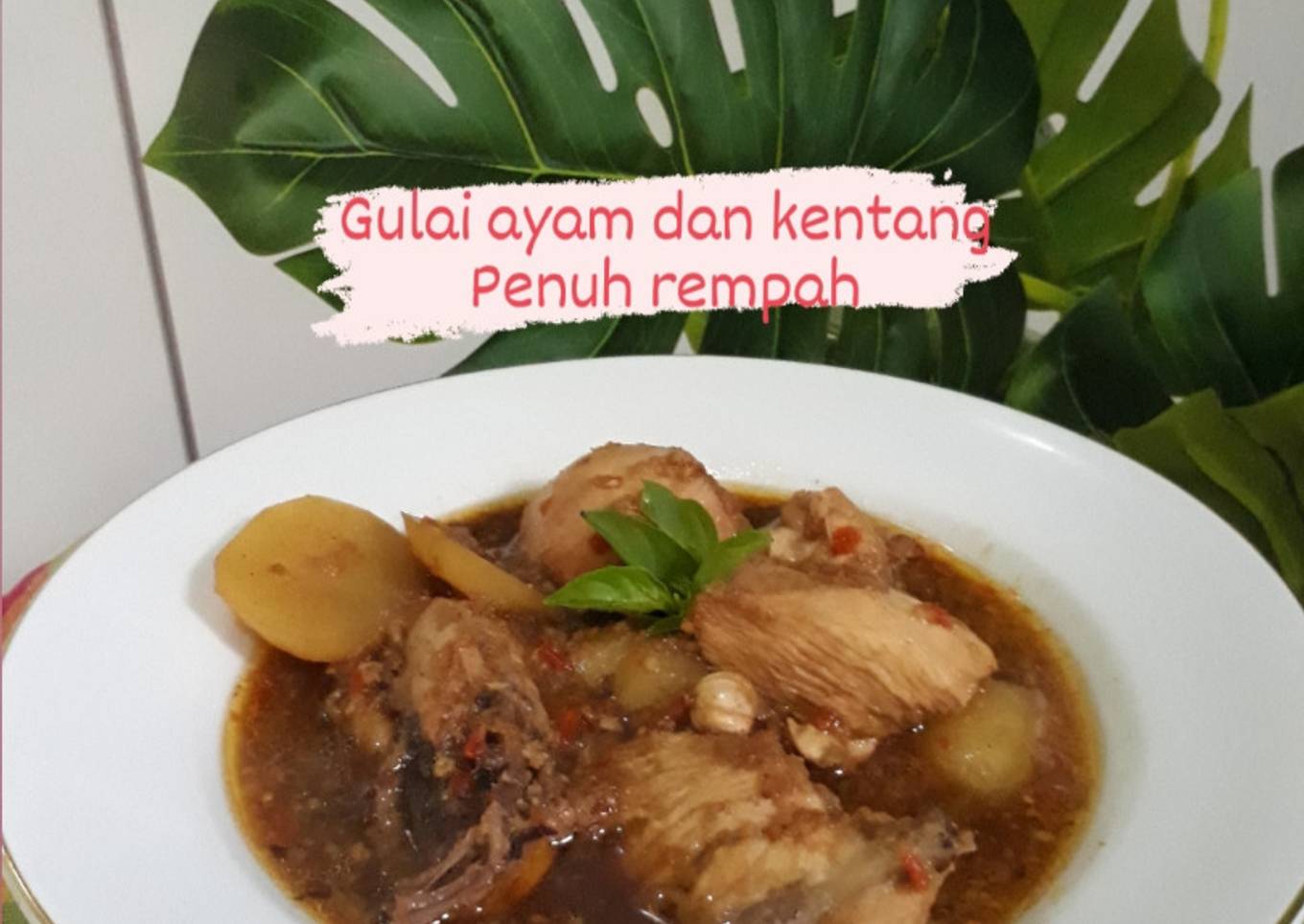 Gulai ayam dan kentang penuh rempah, rasanya hangatt dan peddaass