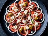 Insalata di Cuore di Bue con Primo Sale e Olive Taggiasche Origano Emulsione di Aceto Balsamico
