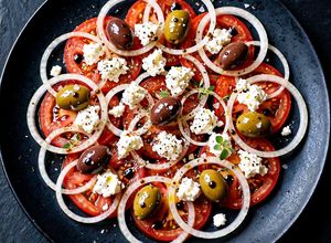 Foto di Insalata di Cuore di Bue con Primo Sale e Olive Taggiasche Origano Emulsione di Aceto Balsamico