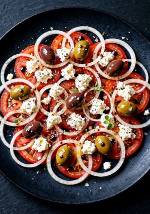 Foto di Insalata di Cuore di Bue con Primo Sale e Olive Taggiasche Origano Emulsione di Aceto Balsamico
