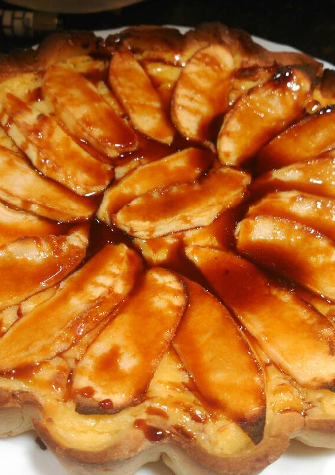 Una foto de Tarta de Manzana y Crema Casera