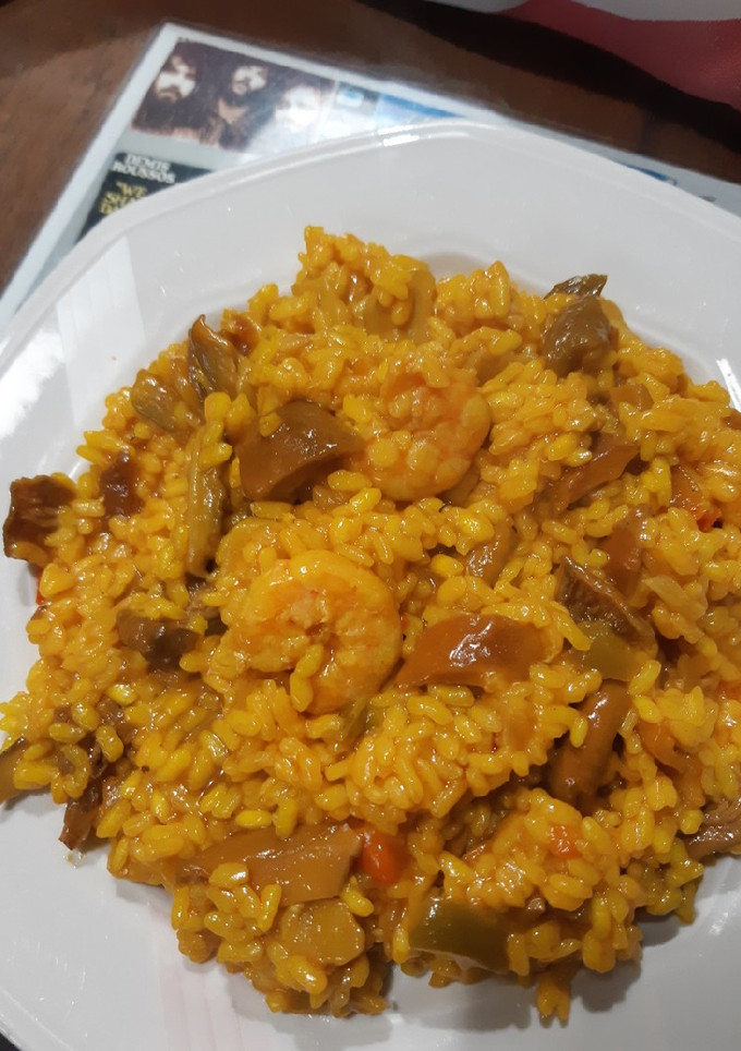 Una foto de Arroz meloso, con boletus, níscalos y gambas