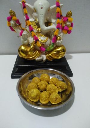 ઇન્સ્ટન્ટ લાડુ (Instant Ladoo Recipe In Gujarati) રેસીપી મુખ્ય ફોટો