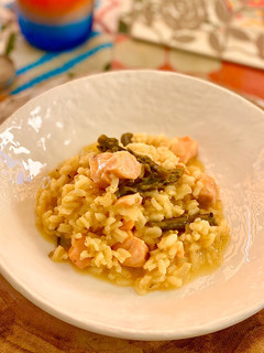 Una foto de Risotto de salmón y espárragos con su caldo a mi manera