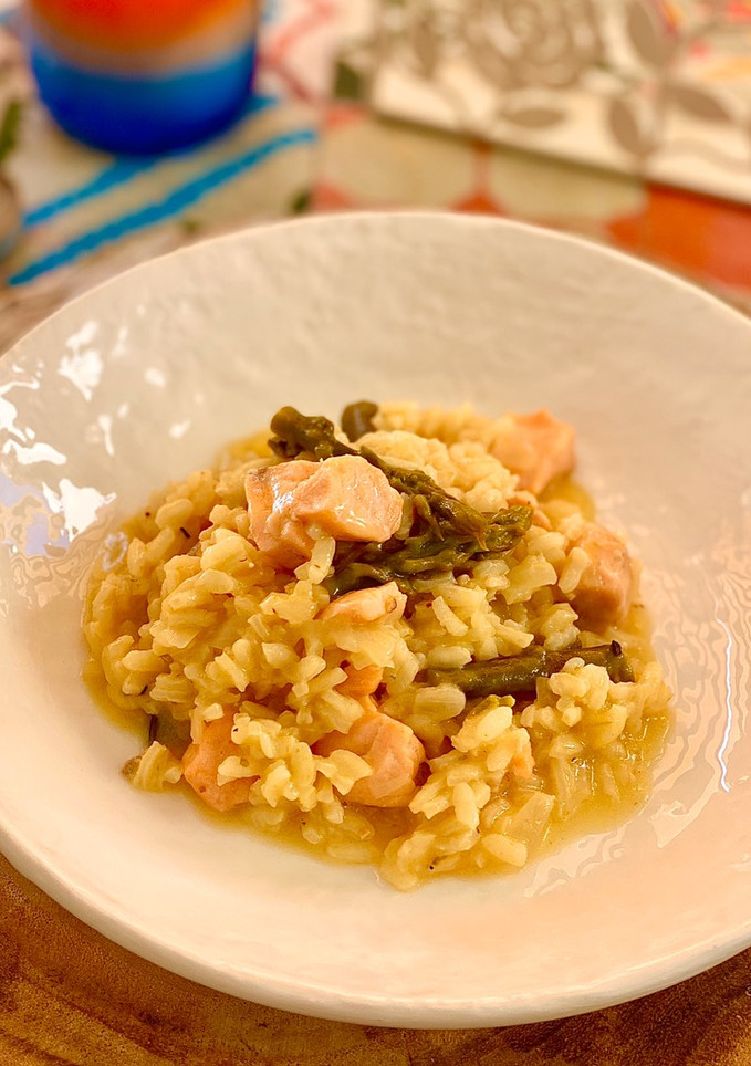 Una foto de Risotto de salmón y espárragos con su caldo a mi manera