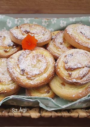 Túrós, pudingos csiga recept fotója