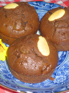 Csokis-mandulás-mazsolás muffin recept fotója