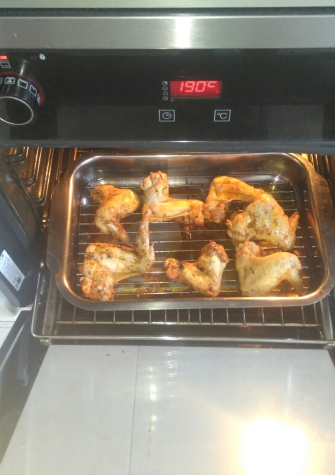 Una foto de Alitas de pollo en adobo