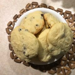 A picture of Raisin and vanilla cookies🍪.