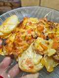 Chorizos con papas y boniatos al horno