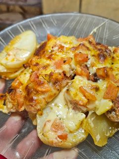 Una foto de Chorizos con papas y boniatos al horno