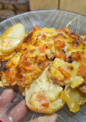 Una foto de Chorizos con papas y boniatos al horno