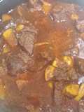 Carne de cerdo en salsa de chile pasilla con papa
