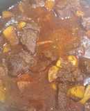 Carne de cerdo en salsa de chile pasilla con papa