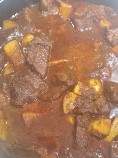 Una foto de Carne de cerdo en salsa de chile pasilla con papa