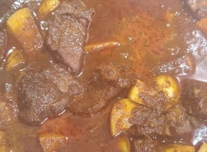 Una foto de Carne de cerdo en salsa de chile pasilla con papa