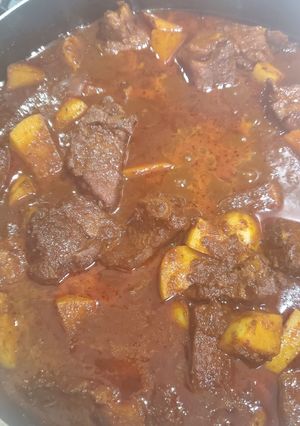 Una foto de Carne de cerdo en salsa de chile pasilla con papa