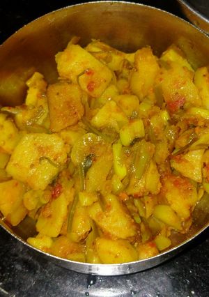 A picture of Aloo and green lehsun sabji.