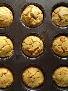 Una foto de Muffins de morrón y aceitunas