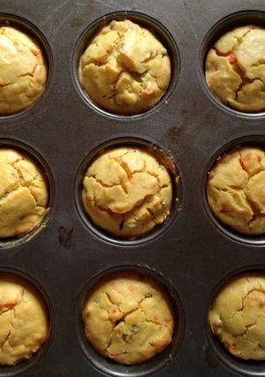 Una foto de Muffins de morrón y aceitunas