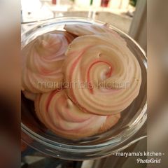 A picture of Maringue cookies.