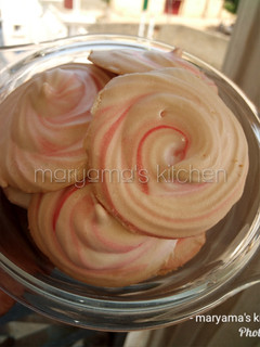 A picture of Maringue cookies.