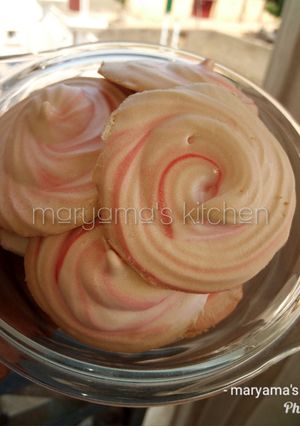 A picture of Maringue cookies.