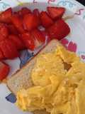 Tostada de huevo con fresas