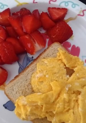 Una foto de Tostada de huevo con fresas