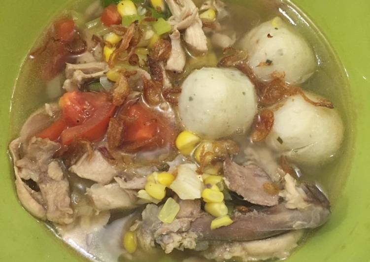 Sop ayam dan bakso ikan