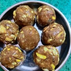 A picture of Gud laddu.