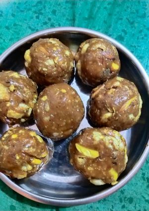 A picture of Gud laddu.