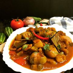 A picture of Chingri diye Aloo Potoler Dalna (Parwal Prawns Curry - Bengali style).