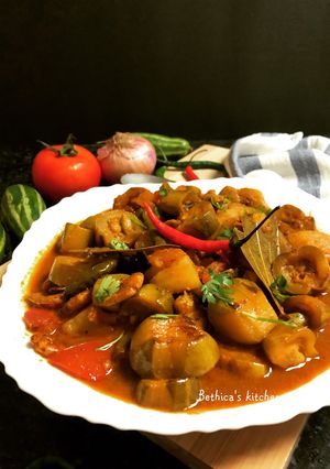 A picture of Chingri diye Aloo Potoler Dalna (Parwal Prawns Curry - Bengali style).