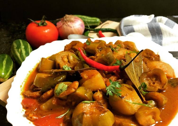 Recipe of Favorite Chingri diye Aloo Potoler Dalna (Parwal Prawns Curry - Bengali style)