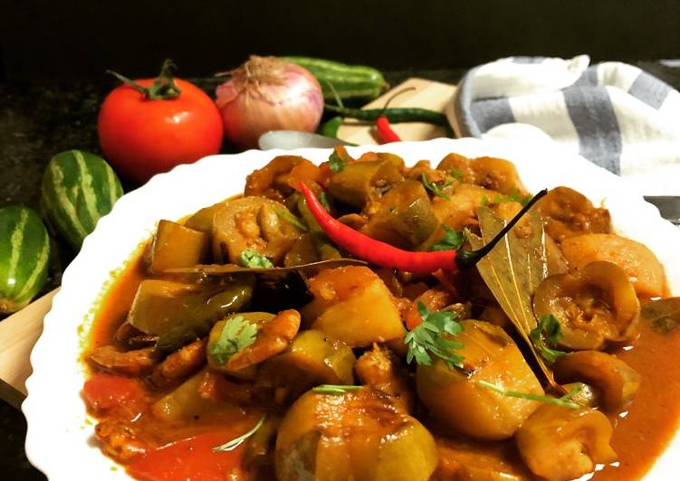 Do You Make These Simple Mistakes In Chingri diye Aloo Potoler Dalna (Parwal Prawns Curry - Bengali style)