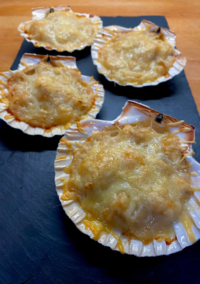Una foto de Vieiras gratinadas