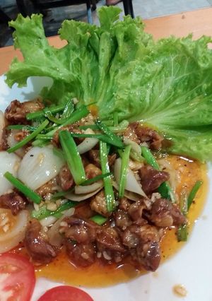 Hình của món Sụn gà chiên nước mắm... đưa bia lung linh luôn.