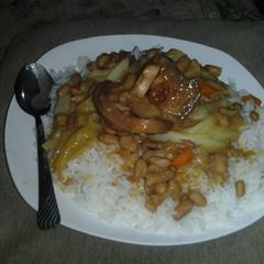 A picture of Brown sugar beans with cabbage and cow heels.