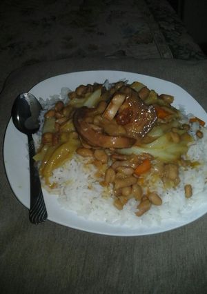 A picture of Brown sugar beans with cabbage and cow heels.