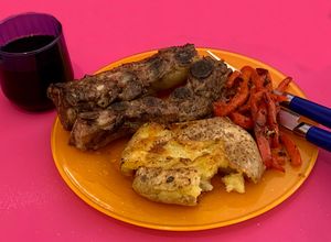 Una foto de Mi pechito de cerdo en salsa oriental con papas aplastadas