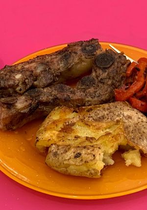 Una foto de Mi pechito de cerdo en salsa oriental con papas aplastadas