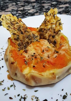 Una foto de Tartitas de zapallo y zanahoria con galletitas de queso